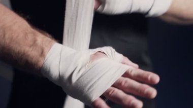 Yakın çekim, boksör dövüşöncesi elastik bandajile el sarma, yavaş hareket