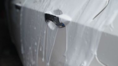 Araba yıkama işlemi. Köpük deterjan ı makineyi kaplar, kirden temizler. Yavaş çekim