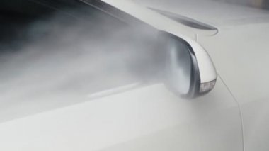 Araba yıkamayı kapatın. Yüksek basınçlı su jeti makineyi kirliden temizleyin. Yavaş çekim