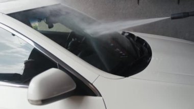 Araba yıkama. Yüksek basınçlı su jeti arabanın ön camını temizleyin. Yavaş çekim