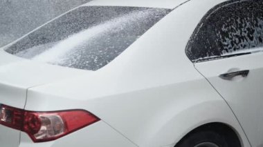 Araba yıkama. Yüksek basınçlı su jeti arabanın arka camını temizleyin. Yavaş çekim