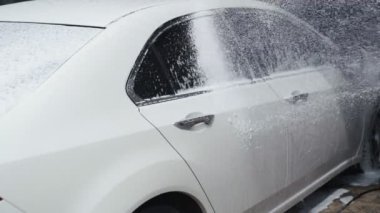 Araba yıkama işlemi. Köpük deterjan ı makineyi kaplar, kirden temizler. Yavaş çekim