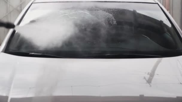 Bil tvätt. Vatten stråle med högt tryck rengör smuts från maskinen. Slow motion — Stockvideo