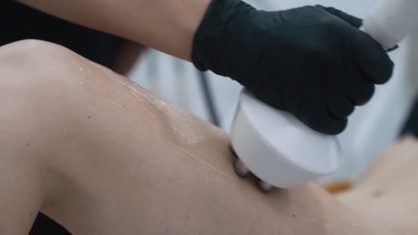 Крупный план, бёдра женщины во время процедуры рф лифтинга в клинике красоты, замедленная съемка — стоковое видео