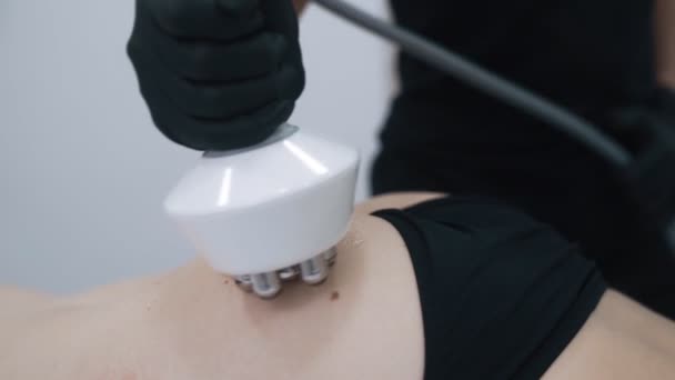 Close up nádegas recebe procedimento para melhorar a aparência, condição da pele, câmera lenta — Vídeo de Stock