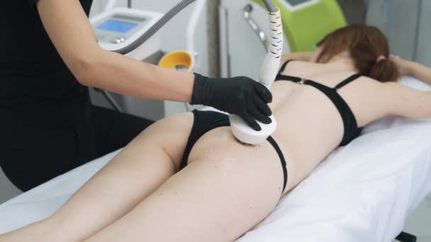 美容师在病人的臀部做射频提升程序。慢动作 — 图库视频影像