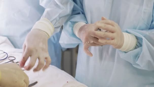 Cerrar manos profesionales médicas desinfecta, limpia la sangre de los instrumentos médicos después de la cirugía — Vídeo de stock