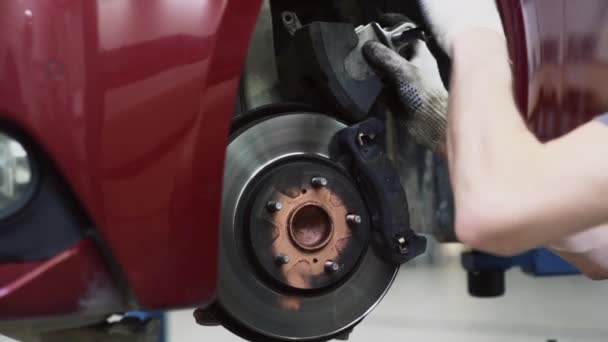 Mechaniek verandert Remblok systeem op de auto close-up. — Stockvideo