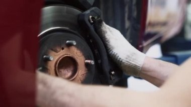 Mekanik araba yakın çekim de fren balata sistemi değiştirir.