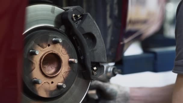 Mechanika mění brzdový systém na uzavření vozidla. — Stock video