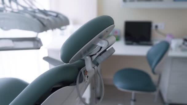 Cierre la silla dental en la oficina del dentista, cámara lenta. Steadicam tiro — Vídeo de stock