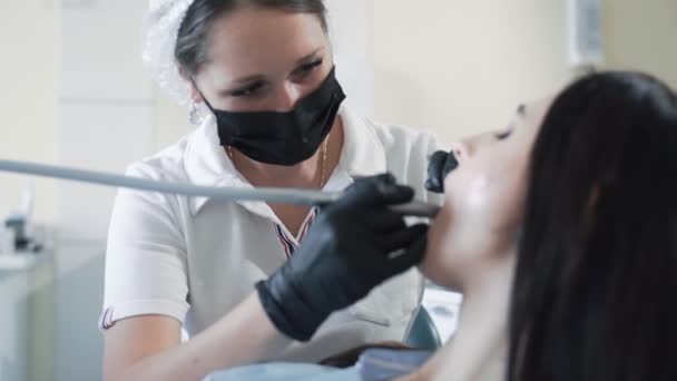 Tandläkare borrar tand till patient i tandkliniken, slow motion. Begreppet stomatologi — Stockvideo