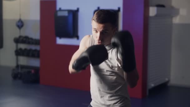 拳击手与拳击手套在健身房的相机吹，阴影战斗，慢动作. — 图库视频影像