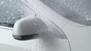 Araba yıkama işlemi. Köpük deterjan ı makineyi kaplar, kirden temizler. Yavaş çekim