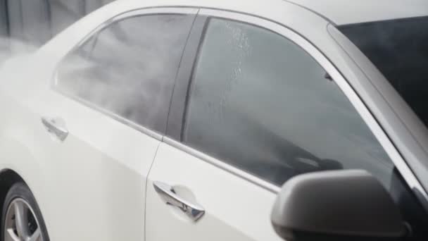 Bil tvättprocessen. Applicerar vax för att bearbeta och rengöra den med vatten stråle. Slow motion — Stockvideo