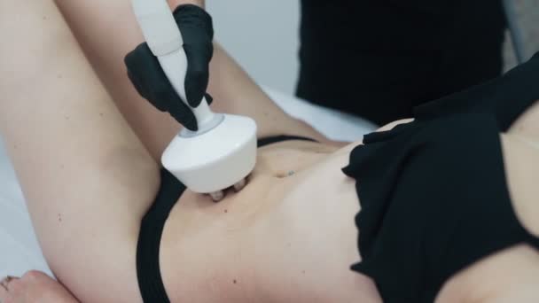 Primer plano manos cosmetólogas hace procedimiento en el estómago del paciente, cámara lenta — Vídeos de Stock
