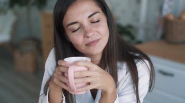 Kız içecekler çay veya kahve portresi kadar yakın ve sabah, yavaş hareket sahiptir