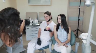 Fotoğrafçı diş kliniğinde diş hekimi ve hasta, yavaş hareket fotoğraflarını çeker