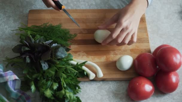Крупним планом жінка руки з ножем, що ріже варене яйце на дерев'яній дошці . — стокове відео