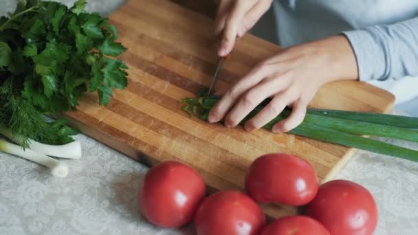 特写妇女手用刀在木板上切绿洋葱。健康食品 — 图库视频影像