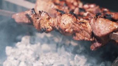 Şişler, yavaş hareket, sokak gıda üzerinde dönen rosto et yakın.