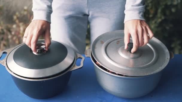 Primer plano de las manos de la mujer abre plato con carne a la parrilla, cámara lenta — Vídeos de Stock