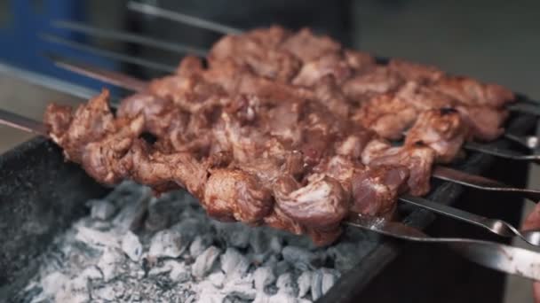 Primer plano de la cocción de alimentos a la parrilla, carne en pinchos, cámara lenta — Vídeos de Stock