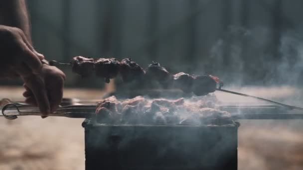 Primer plano de carne asada giratoria en brochetas, cámara lenta, comida callejera . — Vídeos de Stock