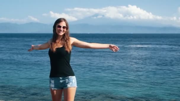 Κορίτσι ταξιδιώτης διαδίδει τα χέρια της ευρύ, απολαμβάνει το ταξίδι και τις διακοπές, αργή κίνηση — Αρχείο Βίντεο
