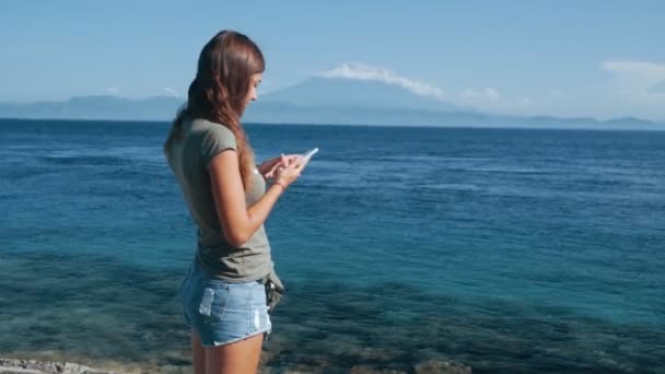 Menina turística fala por telefone em férias na ilha tropical, câmera lenta — Vídeo de Stock