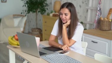 Kız dizüstü bilgisayarda iş arasında dinlenir, kulaklık, dans, yavaş çekim ile müzik dinler