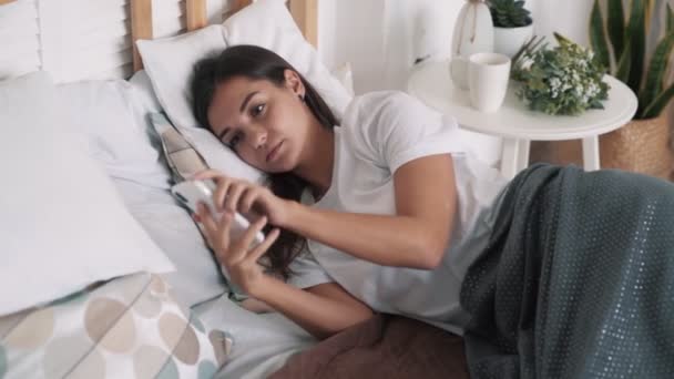 Vacker flicka sover och vaknade av telefonsamtal tidigt på morgonen, slow motion — Stockvideo