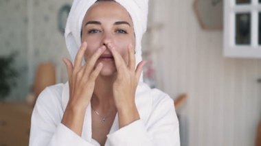 Bornozlu kızın yakın çekim, kafasına havlu ile yüz masajı gençleştirici yok