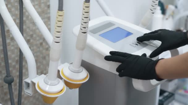 Κοντινό-up γιατρός χέρια ενεργοποιεί τον ιατρικό εξοπλισμό πριν από τη διαδικασία, αργή κίνηση — Αρχείο Βίντεο