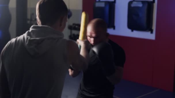 Coach tåg boxare i gym, träna kick och försvar, slow motion. — Stockvideo