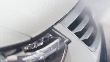 Araba yıkama işlemi. Makineye balmumu uygular ve su jeti ile temizleyin. Yavaş çekim 