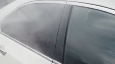 Araba yıkama işlemi. Makineye balmumu uygular ve su jeti ile temizleyin. Yavaş çekim 