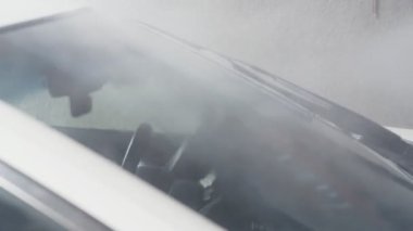 Araba yıkama. Yüksek basınçlı su jeti arabanın ön camını temizleyin. Yavaş çekim