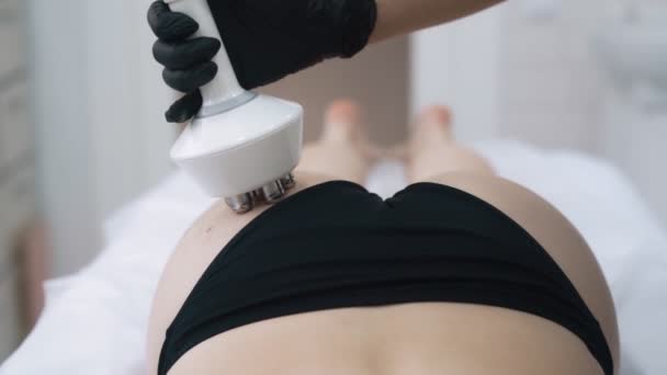 Закрыть женские ягодицы, косметолог делать антицеллюлитную терапию, замедленная съемка — стоковое видео
