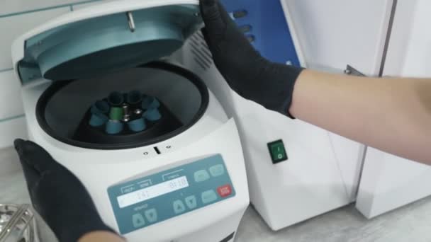 Close-up dokter handen open plasma Lifting centrifuge, Slow Motion — Stockvideo