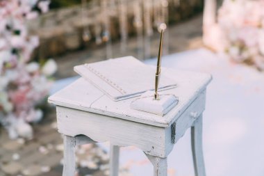 Düğün kaydı için masayı kapatın. Düğün günü, evlilik