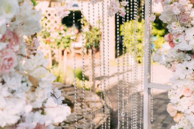 Düğün dekor, boncuk, çiçek, kemer yakın. Düğün günü ve tören