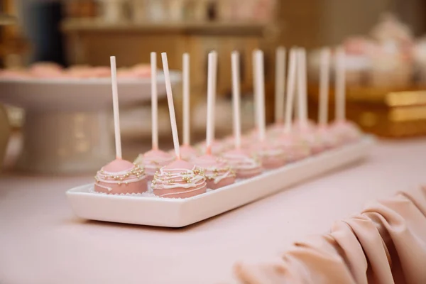 Una barra de caramelo. Mesa con dulces, buffet con cupcakes, dulces, postres — Foto de Stock