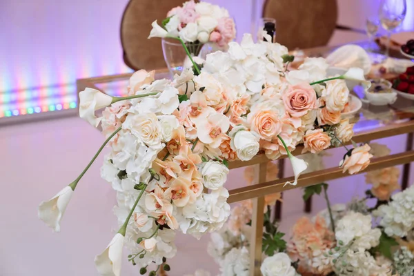 Detalj av blomma bröllop dekoration på bordet — Stockfoto