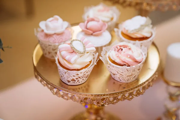 Barra de doces. Mesa com doces, buffet com cupcakes, doces, sobremesa — Fotografia de Stock