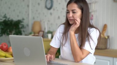 Yorgun kız portresi evde laptop çalışır ve korkunç baş ağrısı, yavaş hareket vardır