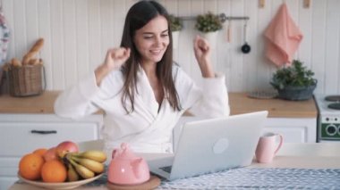 Kız laptop çalışır, e-posta olumlu haber alır, mutlu hissediyor, heyecanlı, yavaş hareket