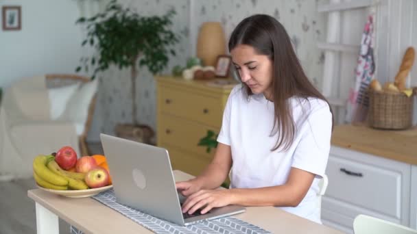 Joven mujer de negocios utilizar el ordenador portátil para el trabajo desde casa, cámara lenta — Vídeo de stock