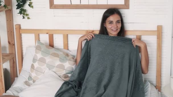 Închide fata drăguț acoperit cu pătură gri moale, mișcare lentă — Videoclip de stoc