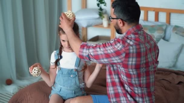 Padre pasa tiempo con su hija, juegan y ríen, cámara lenta — Vídeo de stock